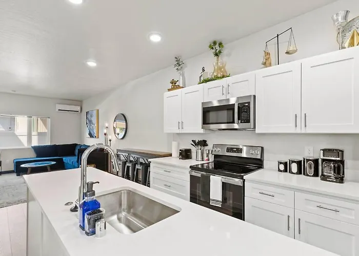 Brand New 2Bd 1 5Bth Triplex Unit Near Downtown