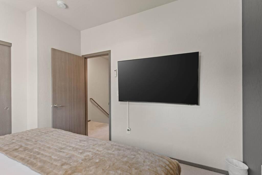 Brand New 2bd 1 5bth Triplex Unit Near Downtown Apartment