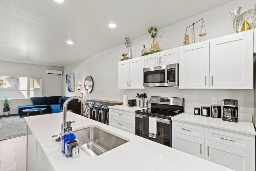 Brand New 2bd 1 5bth Triplex Unit Near Downtown Apartment *